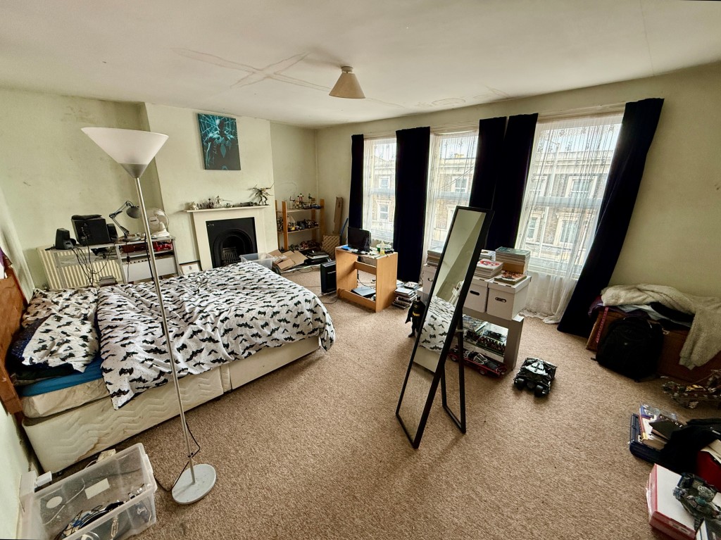 Lot: 30 - MIXED-USE DOUBLE-FRONTED BUILDING - 10 Grange Road - bedroom